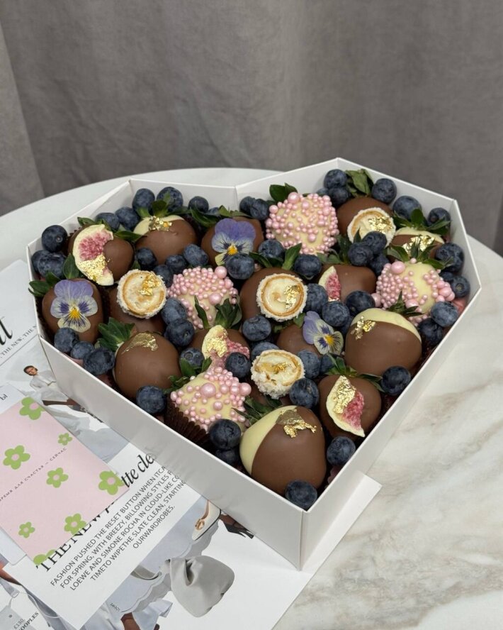 Сердце с клубникой и голубикой в шоколаде (предзаказ за 2 часа)