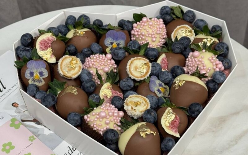 Сердце с клубникой и голубикой в шоколаде (предзаказ за 2 часа)