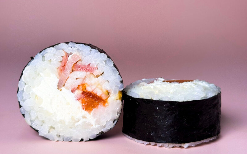 Ролл «Маки с беконом»