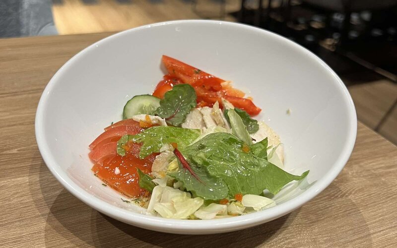 Диетический салат с курицей и заправкой