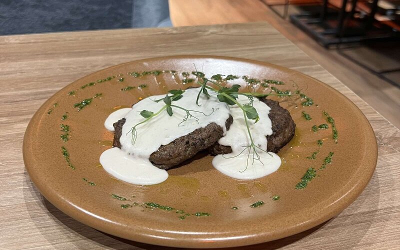 Оладьи из печени с соусом сливочно-сметанным