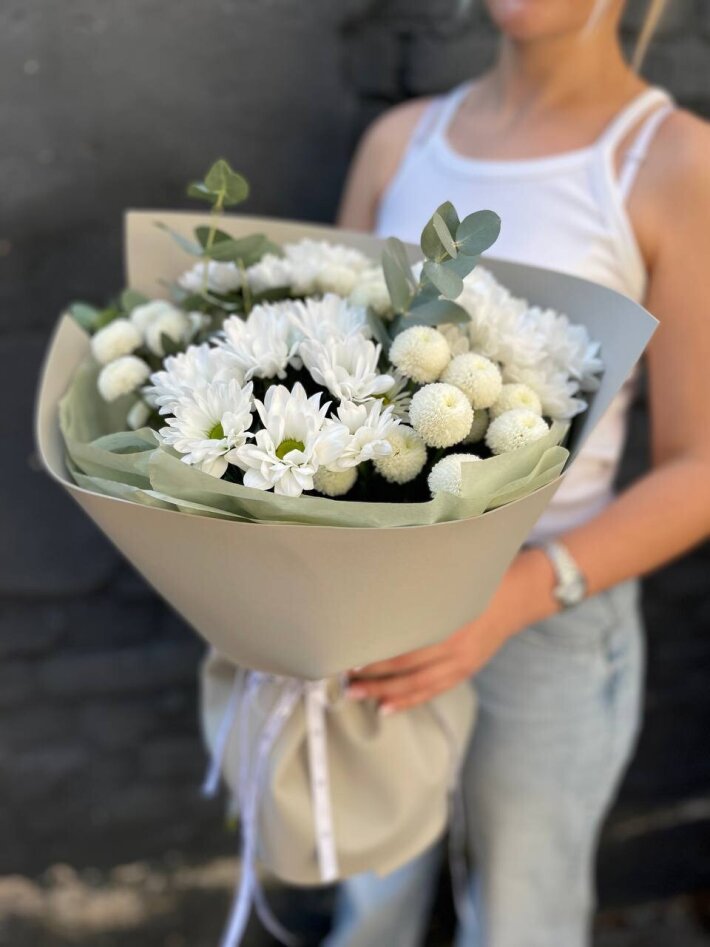 Сборный букет в дизайнерском оформлении