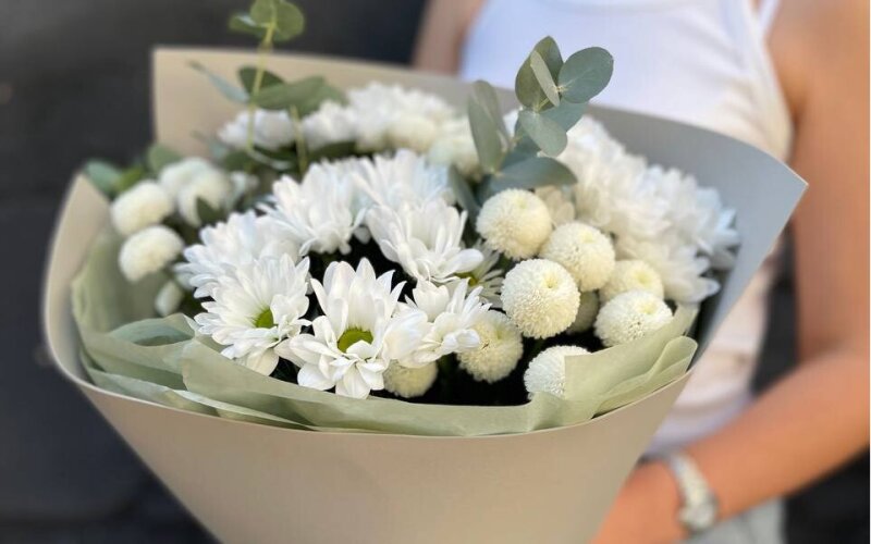 Сборный букет в дизайнерском оформлении