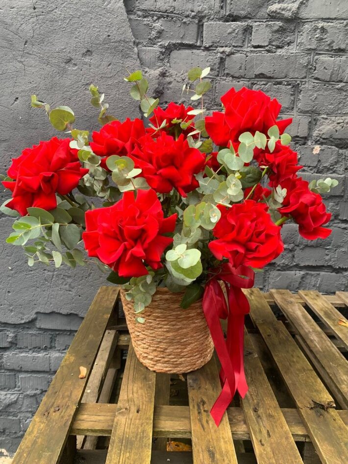 Композиция с французскими розами и эвкалиптом