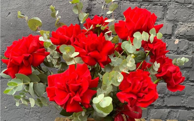 Композиция с французскими розами и эвкалиптом