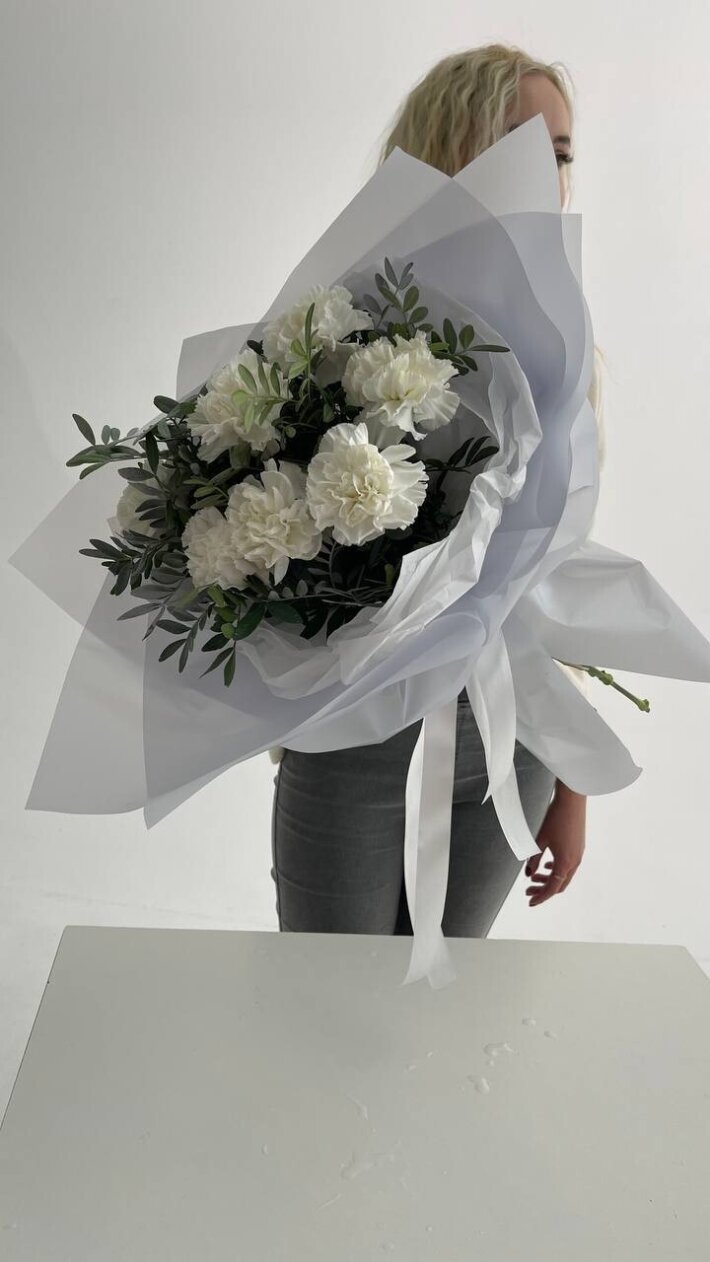Букет из белых диантусов в оформлении