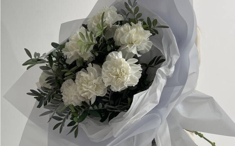 Букет из белых диантусов в оформлении