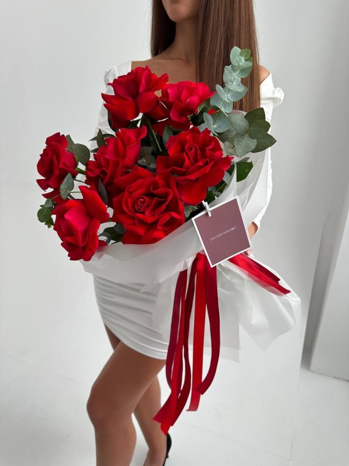 Букет из красных французских роз в дизайнерском оформлении