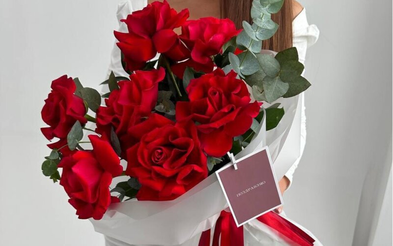 Букет из красных французских роз в дизайнерском оформлении