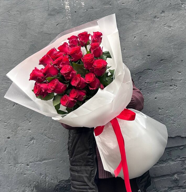 Букет из красных роз 60 см в дизайнерском оформлении