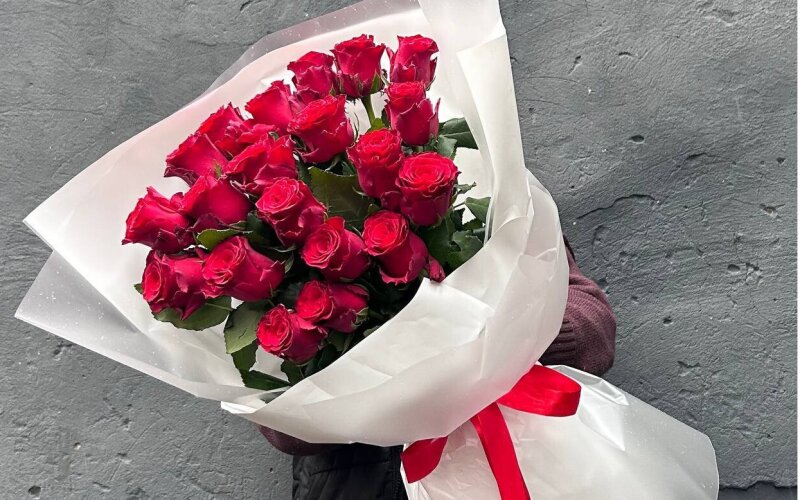Букет из красных роз 60 см в дизайнерском оформлении