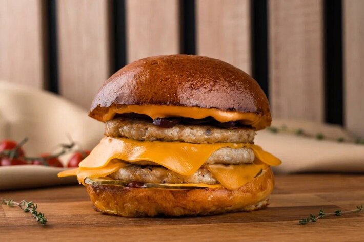 Бургер «Фирменный  Rokoko Делюкс» с курицей