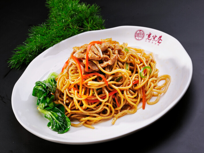 Жареная лапша со свининой и острым перцем чили