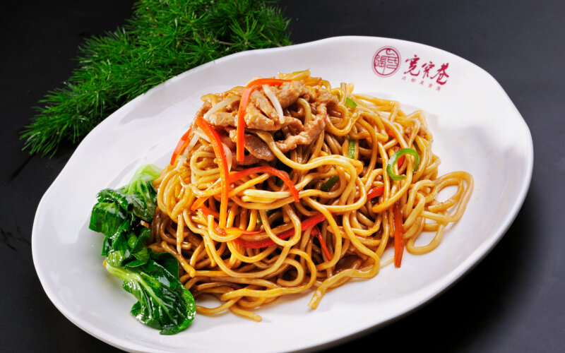 Жареная лапша со свининой и острым перцем чили