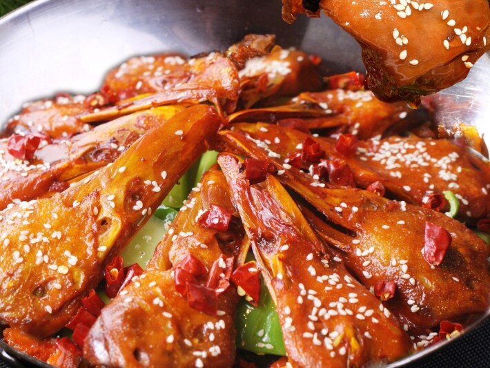 Утиная голова на сковороде