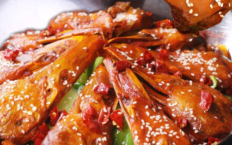 Утиная голова на сковороде