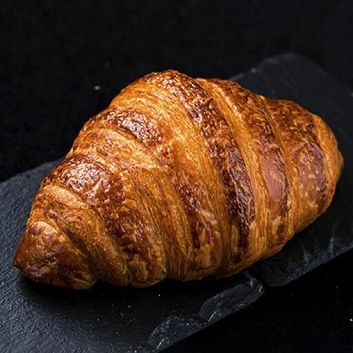 Круассан с вишней