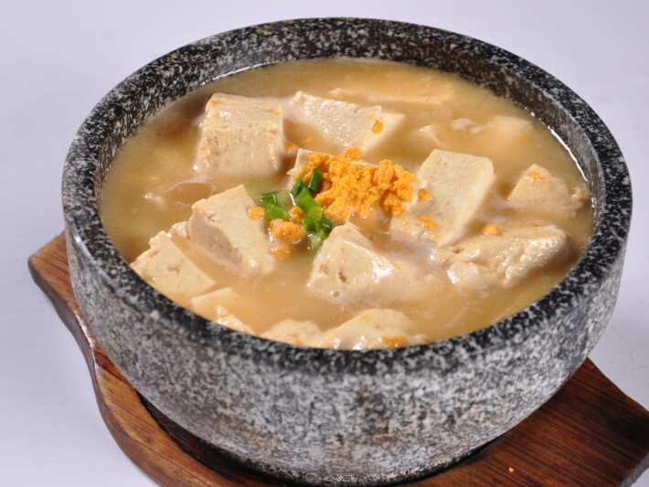 Вареный тофу с луком