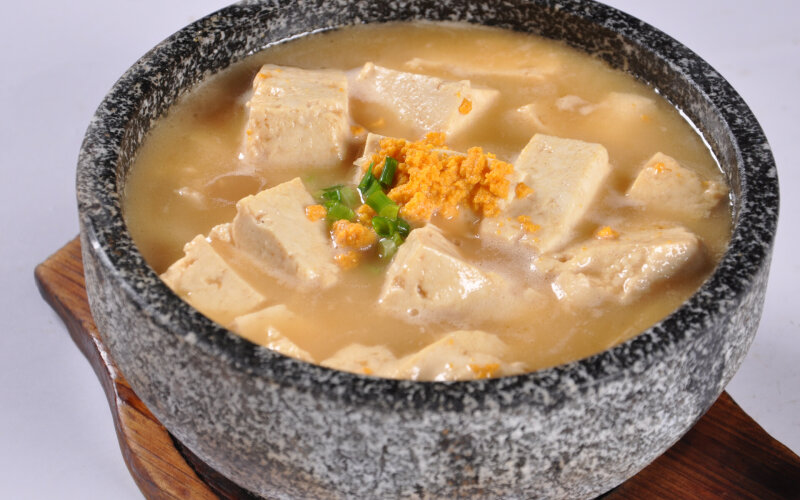 Вареный тофу с луком