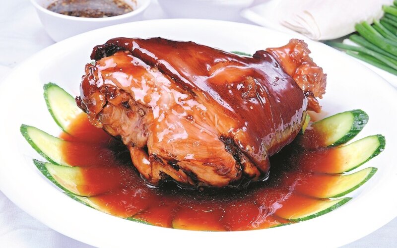 Нарезанная свиная рулька в соевом соусе