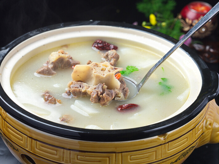 Суп с кусочками говяжьего хвоста и дайконом