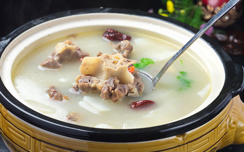 Суп с кусочками говяжьего хвоста и дайконом