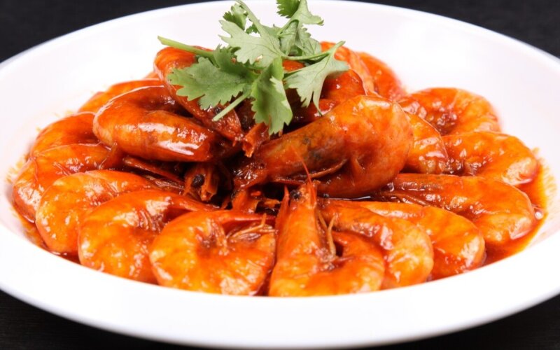 Жареные креветки в томатном соусе