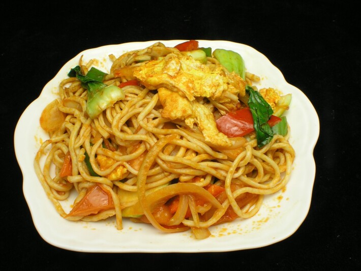 Жареная лапша с помидором и яйцом