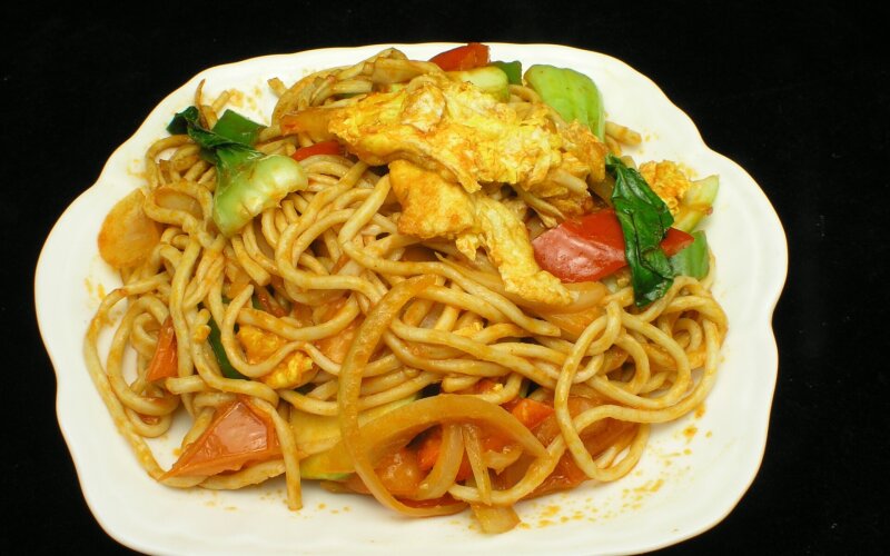 Жареная лапша с помидором и яйцом