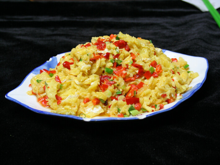 Жареный омлет с перцем чили