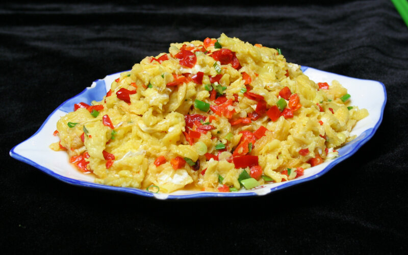 Жареный омлет с перцем чили