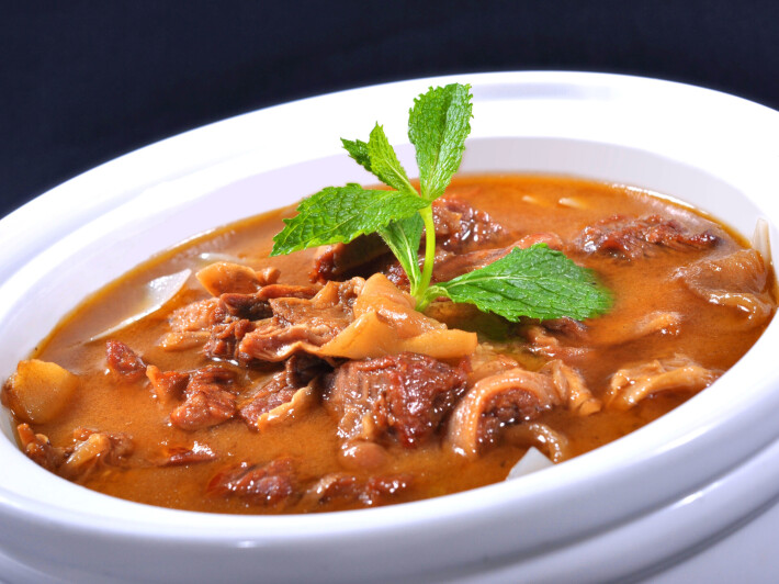 Тушёные бараньи рёбрышки с овощами