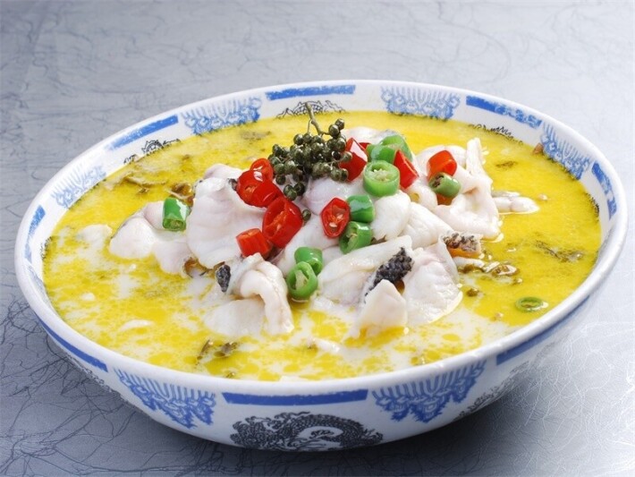 Отварные кусочки карпа с квашеной капустой в слабо-остром соусе