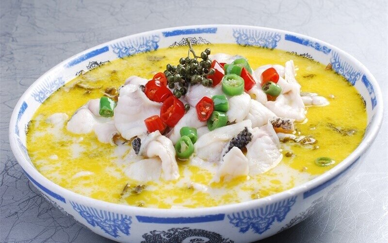 Отварные кусочки карпа с квашеной капустой в слабо-остром соусе