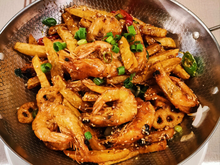 Острые креветки на сковороде