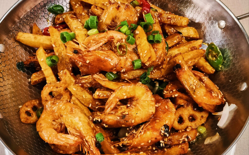 Острые креветки на сковороде