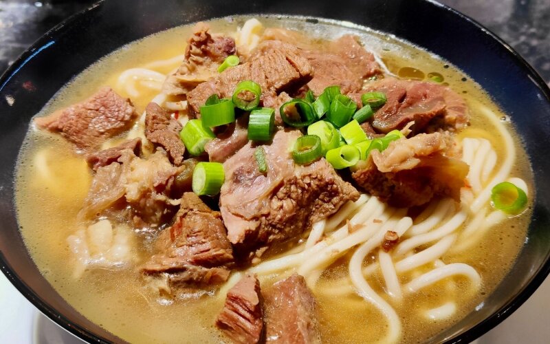 Лапша с кусочками тушёной говядины