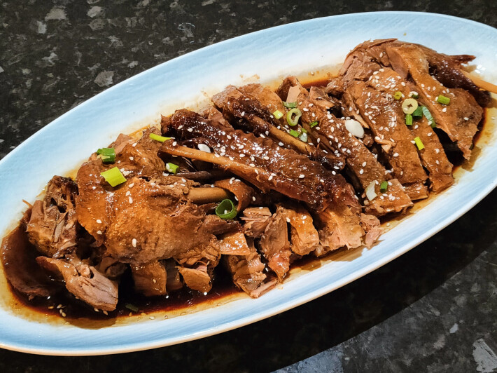 Нарезанное утиное мясо в соевом соусе