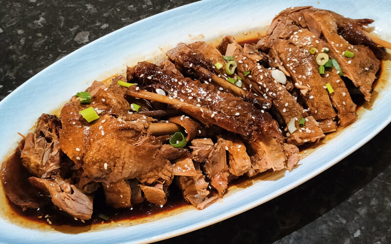 Нарезанное утиное мясо в соевом соусе