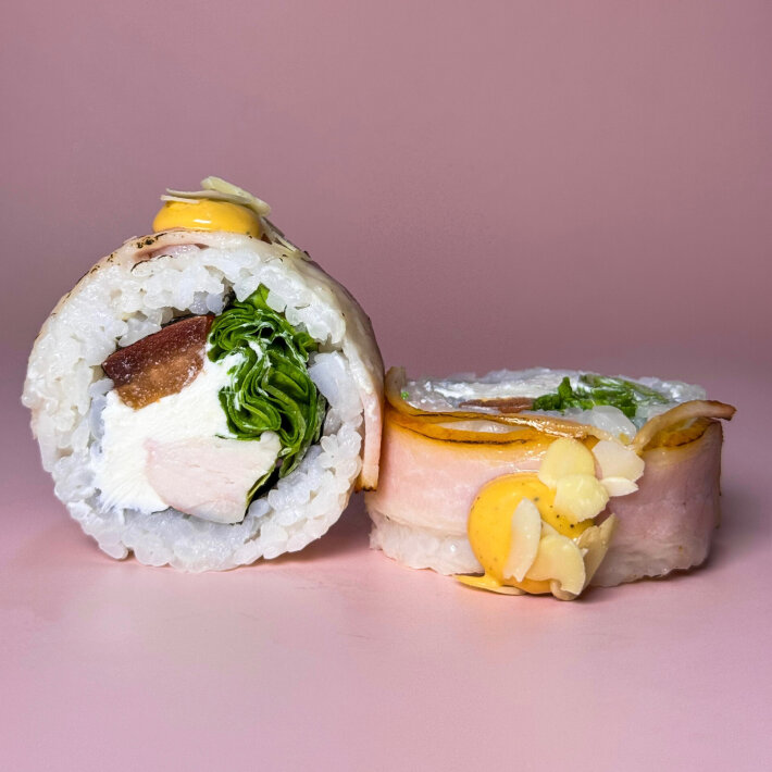 Ролл с беконом и миндалем