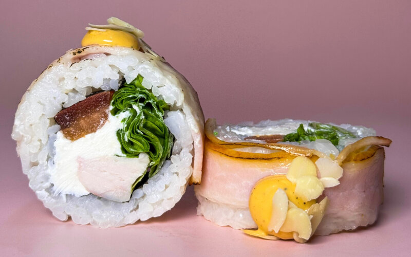 Ролл с беконом и миндалем