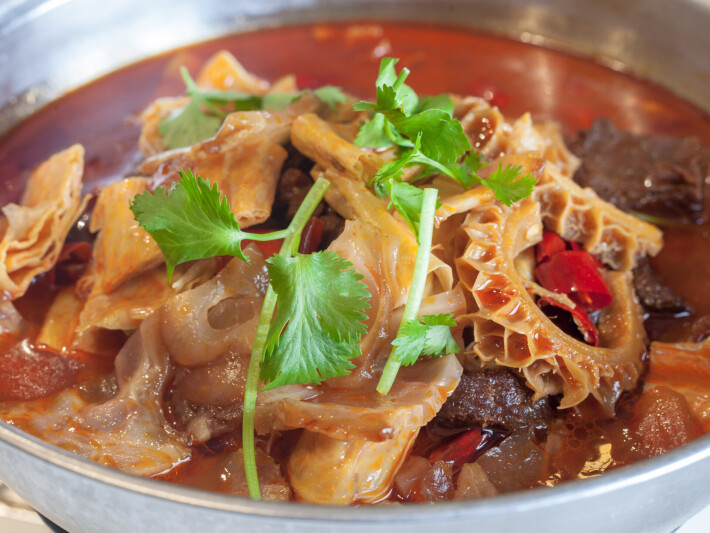 Тушёная говяжья грудинка с овощами