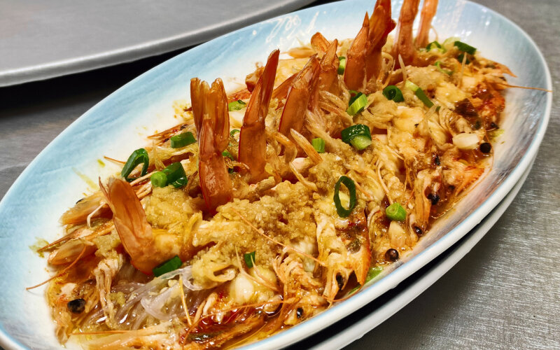 Рисовая лапша с креветками и чесноком