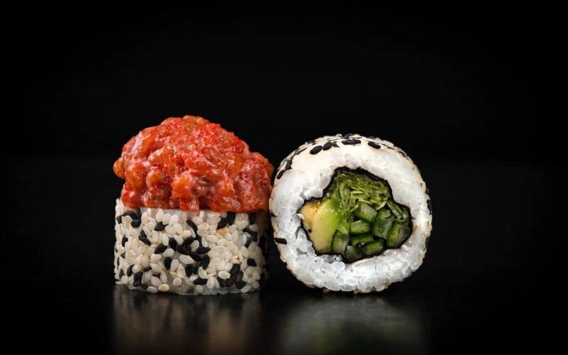 Ролл с тартаром из лосося