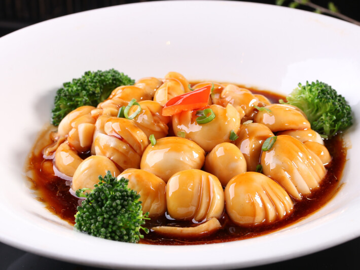 Вареные шампиньоны с жареным зелёным луком