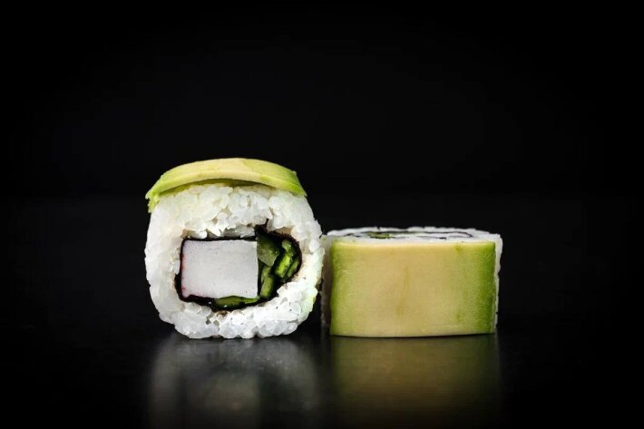 Ролл со снежным крабом и огурцом