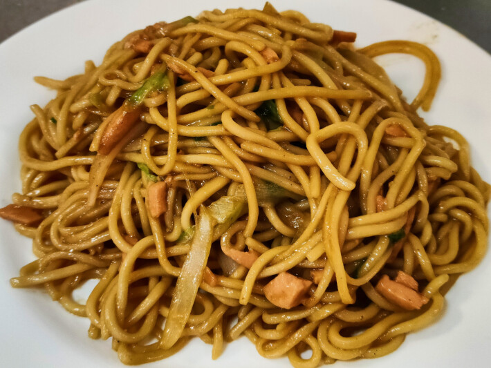 Жареная лапша с ветчиной