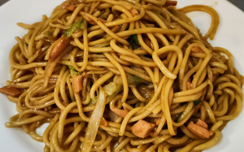 Жареная лапша с ветчиной