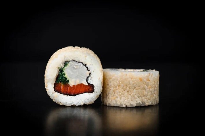Ролл с лососем и чукой