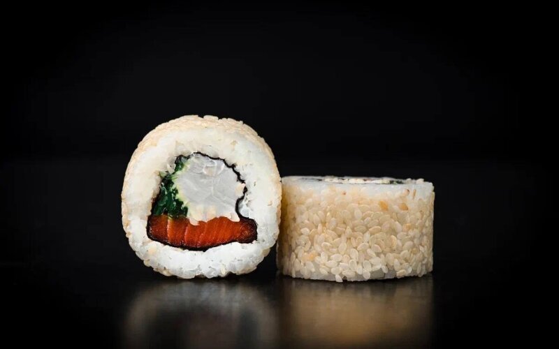 Ролл с лососем и чукой